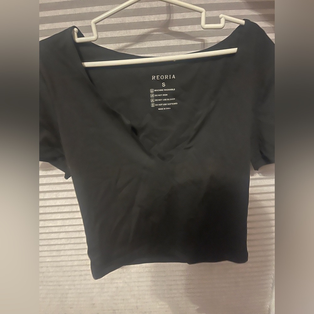 ReoRia Elegant Black V-Neck Top